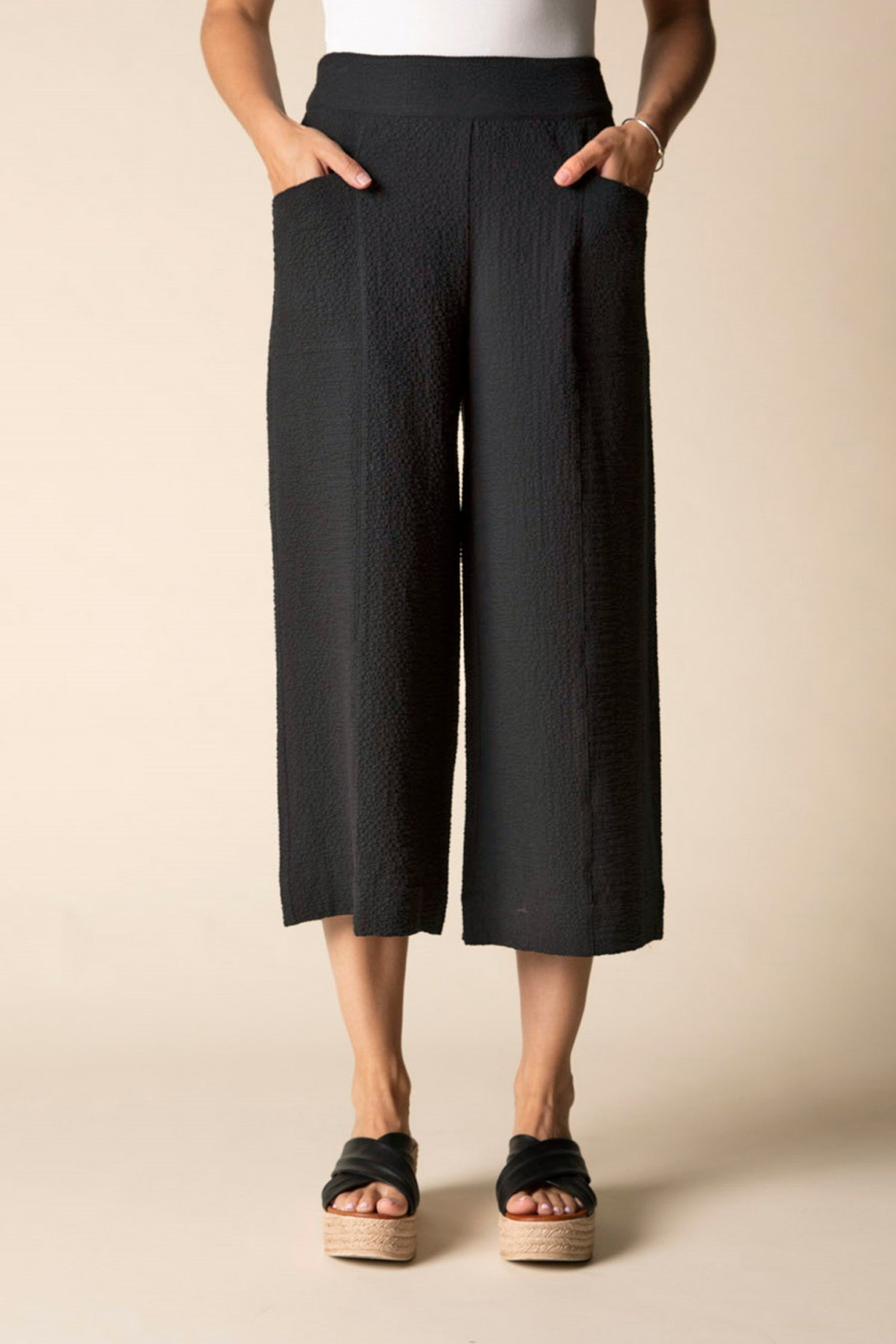 Black Crinkle Aria Capri Pant | Cathy Allan Ladieswear