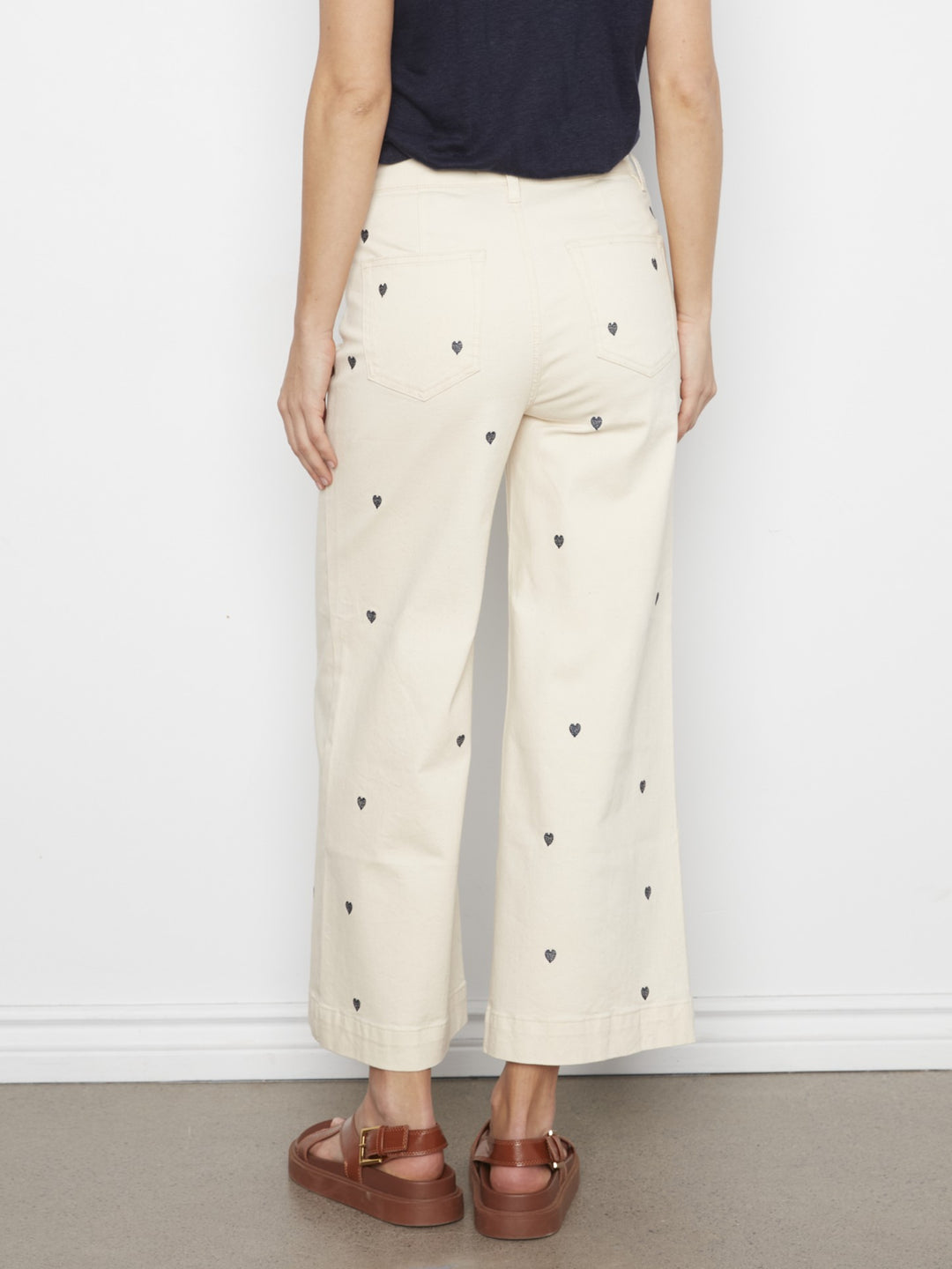 Natural Heart Embroidered Patch Pocket Cropped Pant